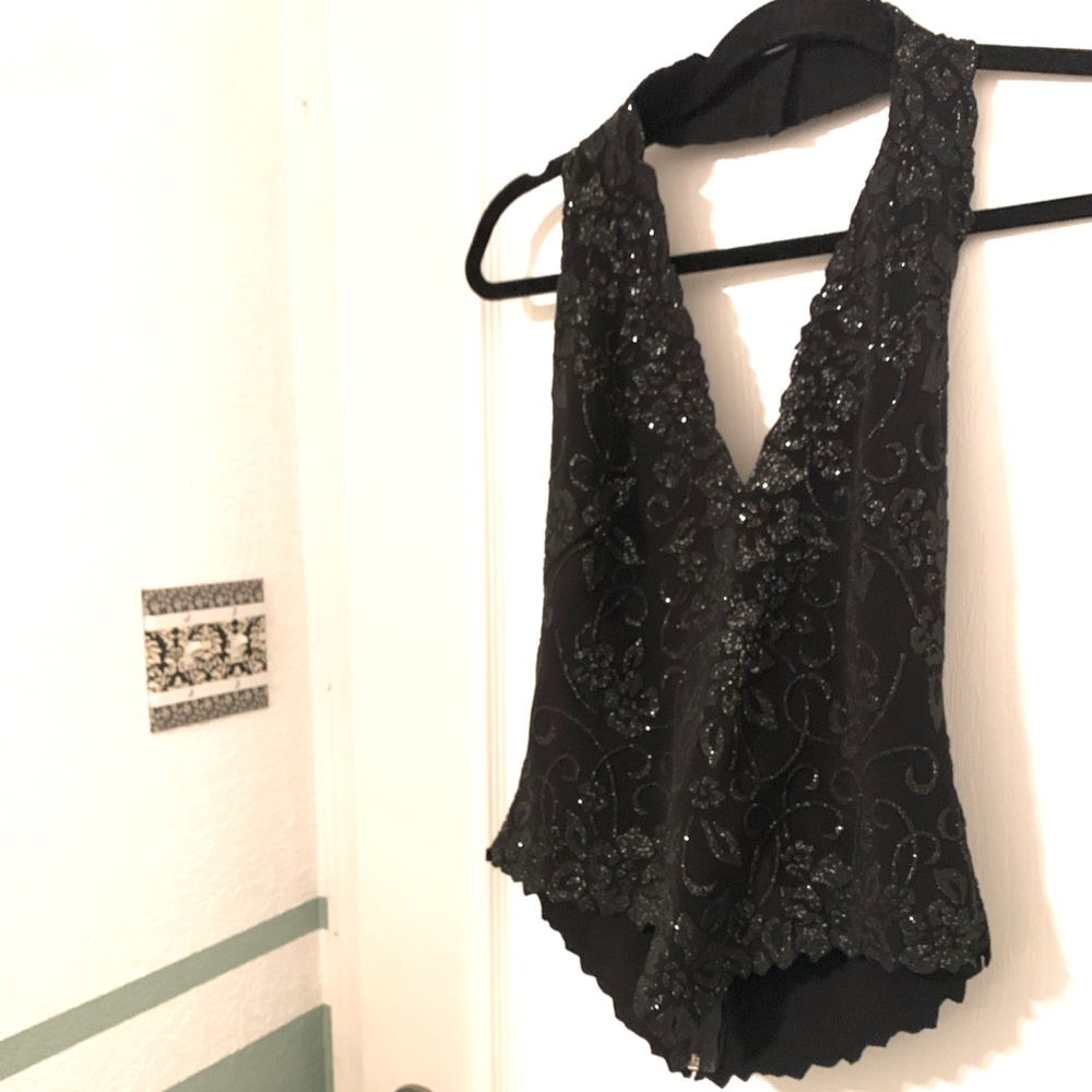 Tadashi Shoji V neck sleeveless Black Top